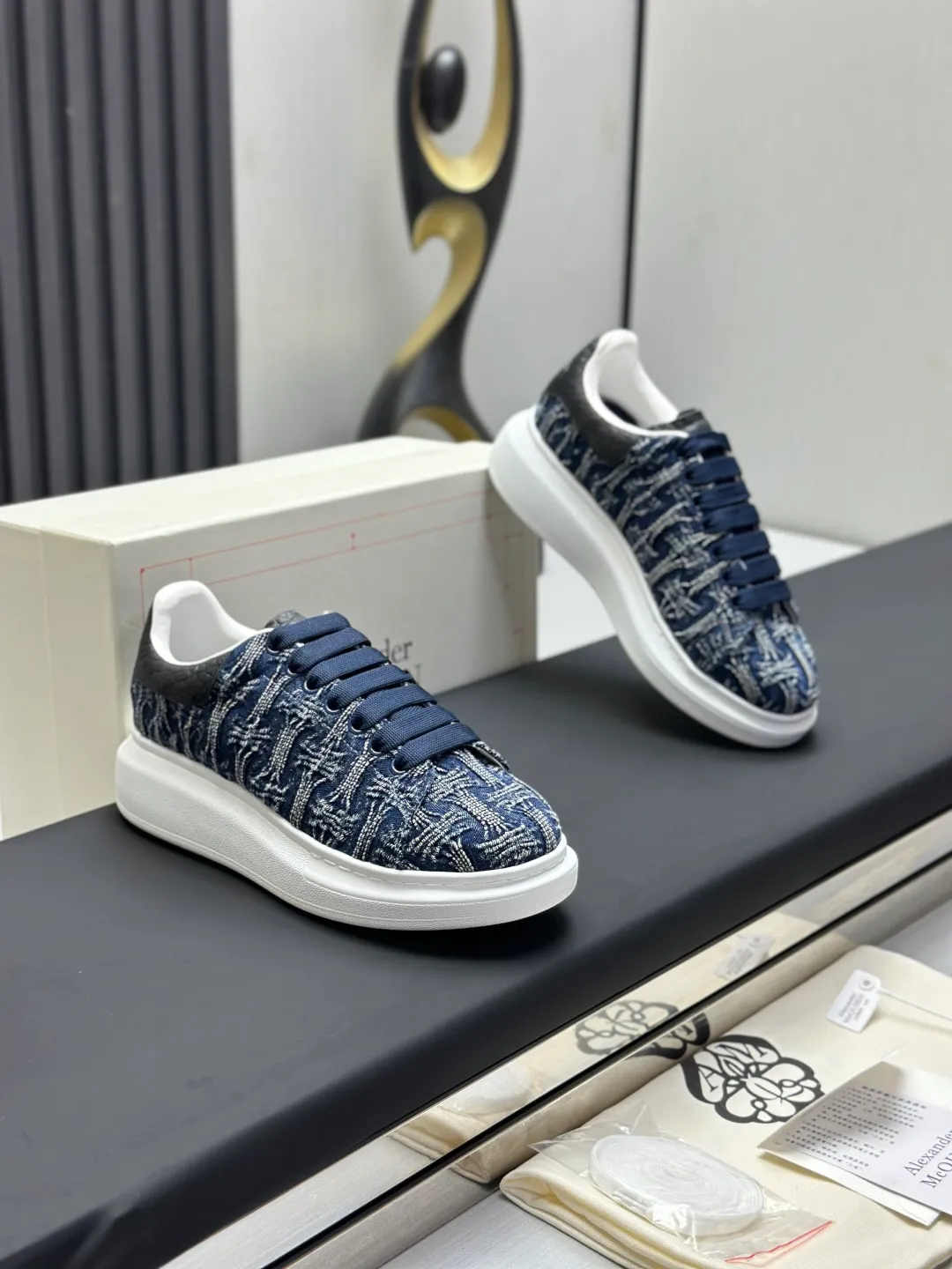 👟👟Ex-factory price 600👟👟 (🥇Top version produced in Dongguan🥇) A new upgrade of the classic McQueen white shoes. This upgrade of McQueen, which has been done for 4 consecutive years, will definitely bring you the most cost-effective ALEXANDER MCQUEEN classic in the market. If you are not confident about the quality of such a classic and world-destroying model, there is really no need to put it on the table🔙.  Purchased original version from HK counter, various demolitions.  All kinds of PKs are welcome💥.  (Anyone who has the original version at the stall is welcome🆚) The thick sole perfectly increases the elongated visual effect. The most perfect proportion of the shoe body is this last shape. The logo font on the rear tail is printed in small fonts. The logo on the foot is made of genuine leather with air-pressed colorless process. We will always update the color with the counter. 🔘Upper: genuine customized environmentally friendly full-grain cowhide 🔘Inner lining: imported mixed sheepskin (the genuine product is also sheepskin, not the cheap cowhide on the market) 🔘Sole: Exclusive molded TPU➕rubber injection molded layered outsole, (purple tail, pink tail, red tail, burgundy tail, rose gold tail sequin series, Velcro men's model needs to be customized, non-returnable) 🔘Code number 34-44 (women's size 34.40 is custom-made).